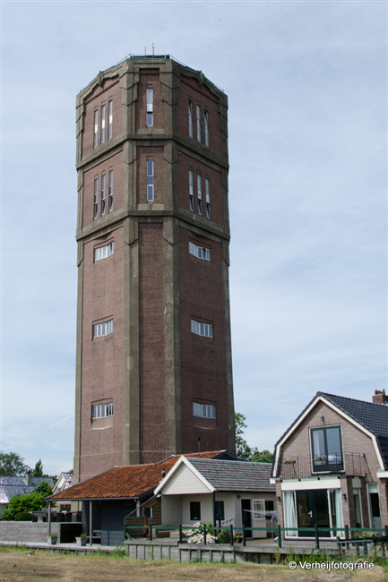 De watertoren van Kwadijk, de eerste van de 3 door Van Nievelt ontworpen watertorens
              <br/>
              Annemarieke Verheij, 10 juli 2016